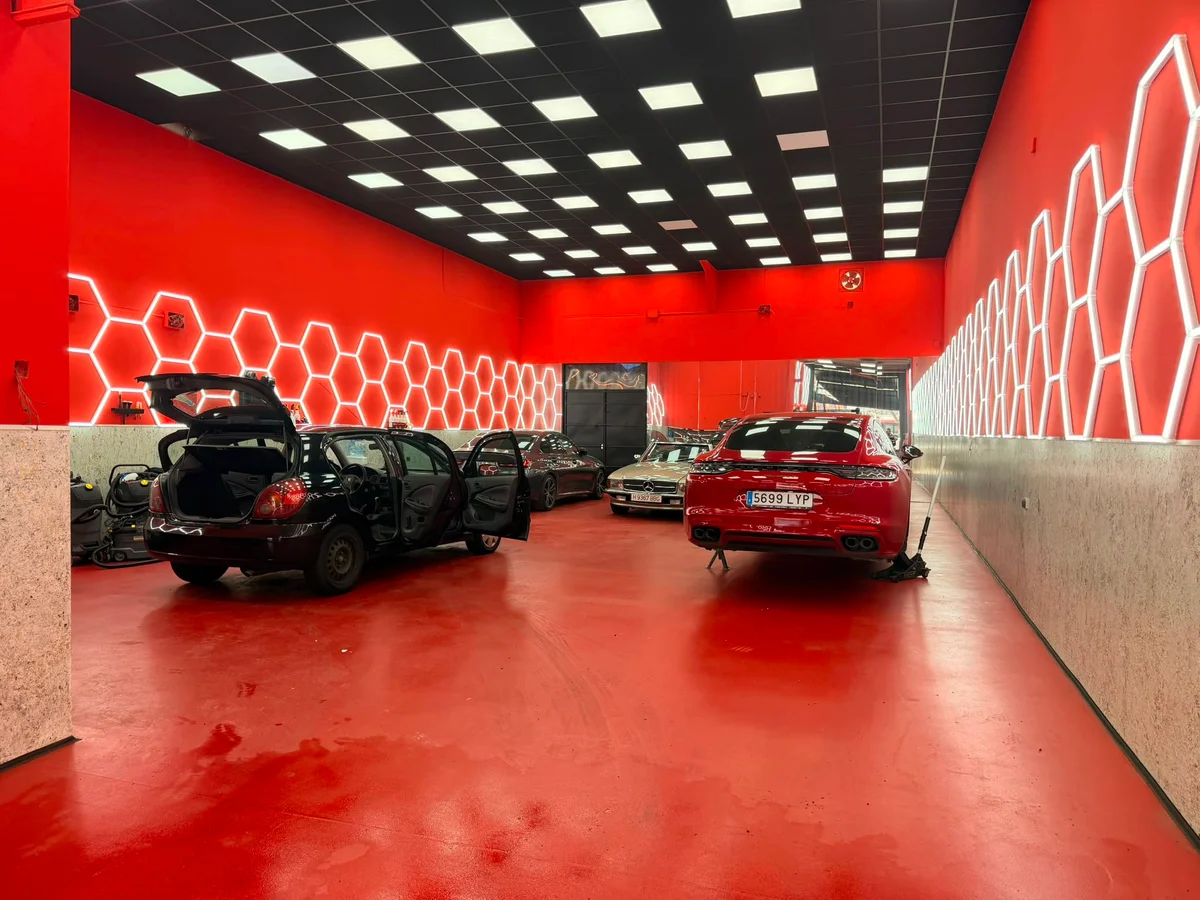 Deportivo recién detallado bajo la iluminación LED hexagonal del centro Detailing Coche en Alcobendas