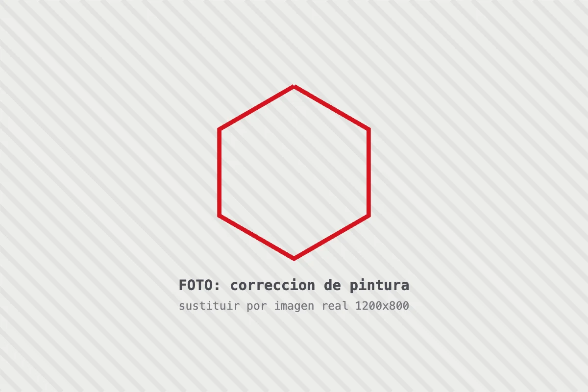 Detallista puliendo la aleta de un deportivo durante una corrección de pintura en Alcobendas